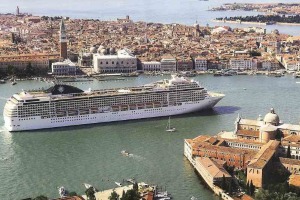 Big ships in Venice.jpg